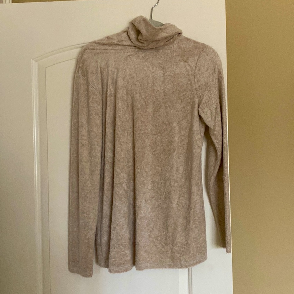 Tan/Cream Size LARGE rayon long sleeve turtle neck top